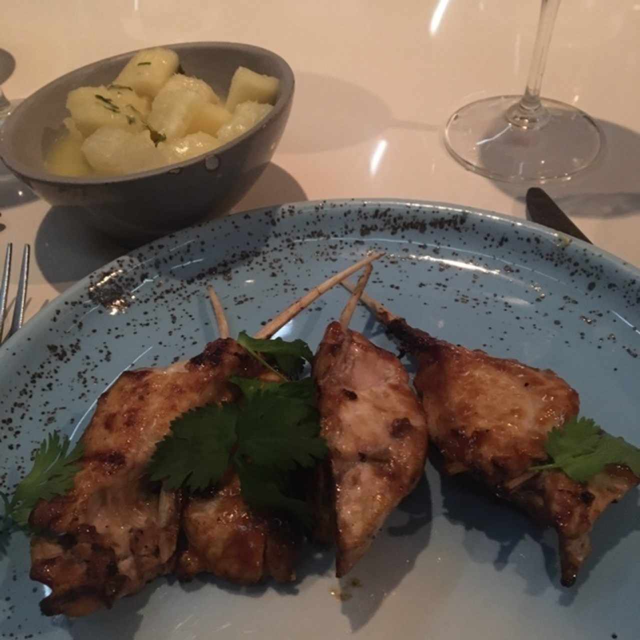 Brochetas de mero con yuca