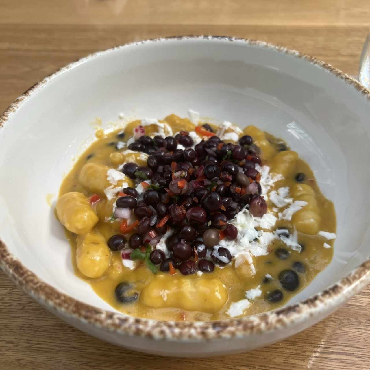 Gnocchi de maíz nuevo en salsa de Guandú con coco y queso blanco