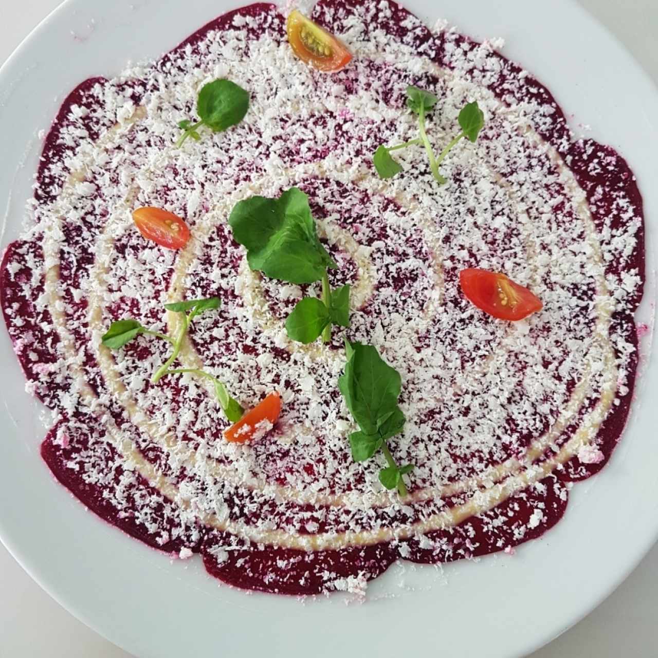 Carpaccio de remolacha con queso blanco del pais