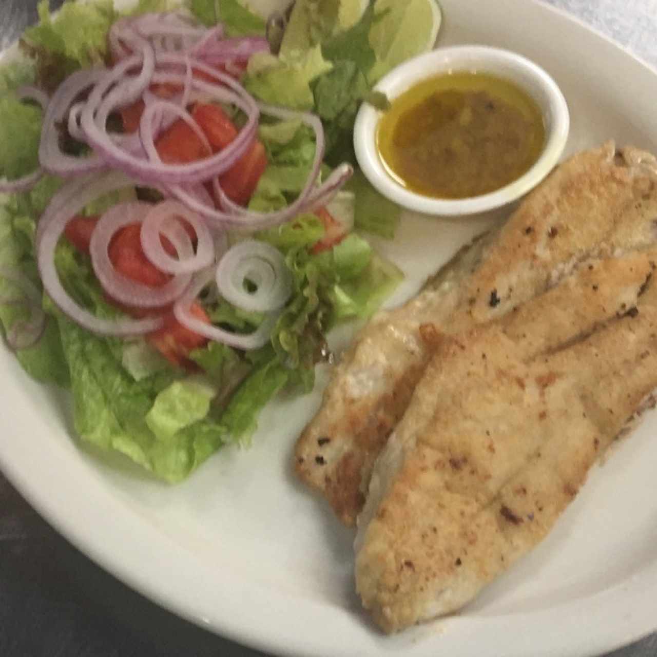 Corvina con ensalada