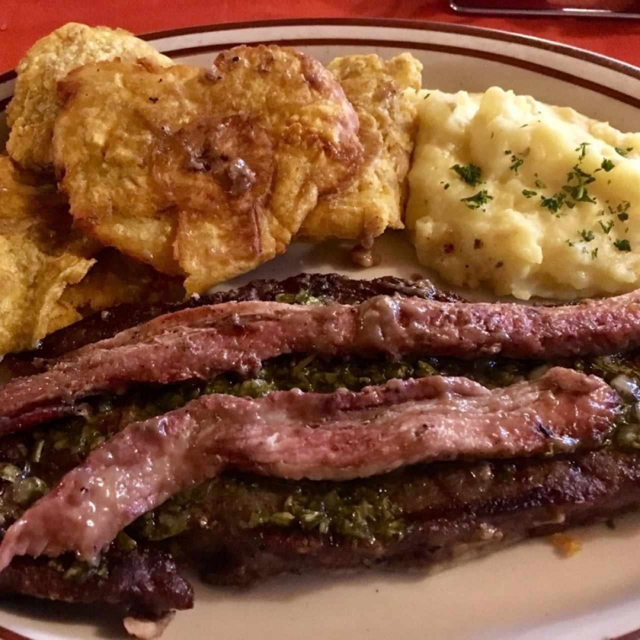 New York Steak con Patacones y Puré de Papas