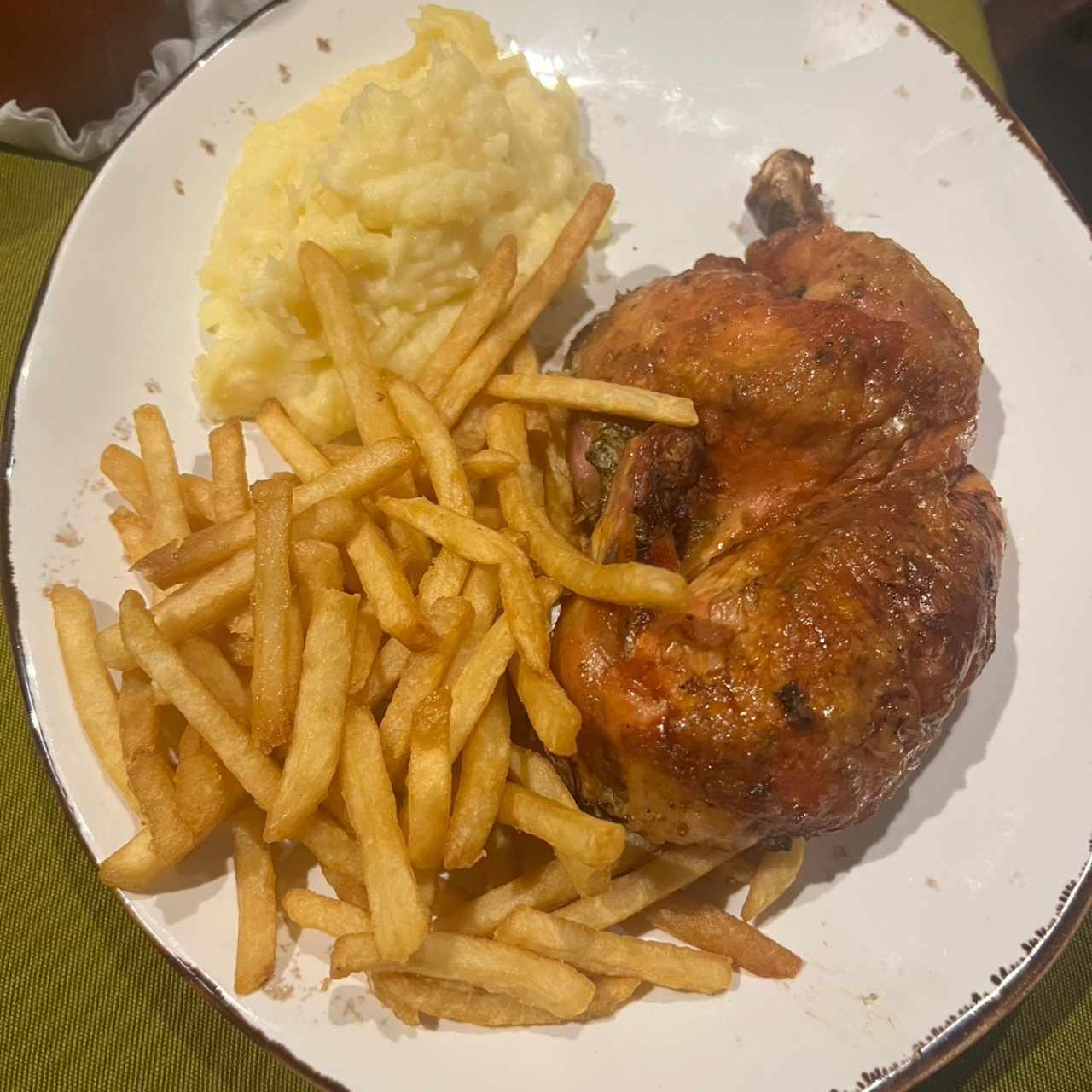 Pollo asado con papas y puré 