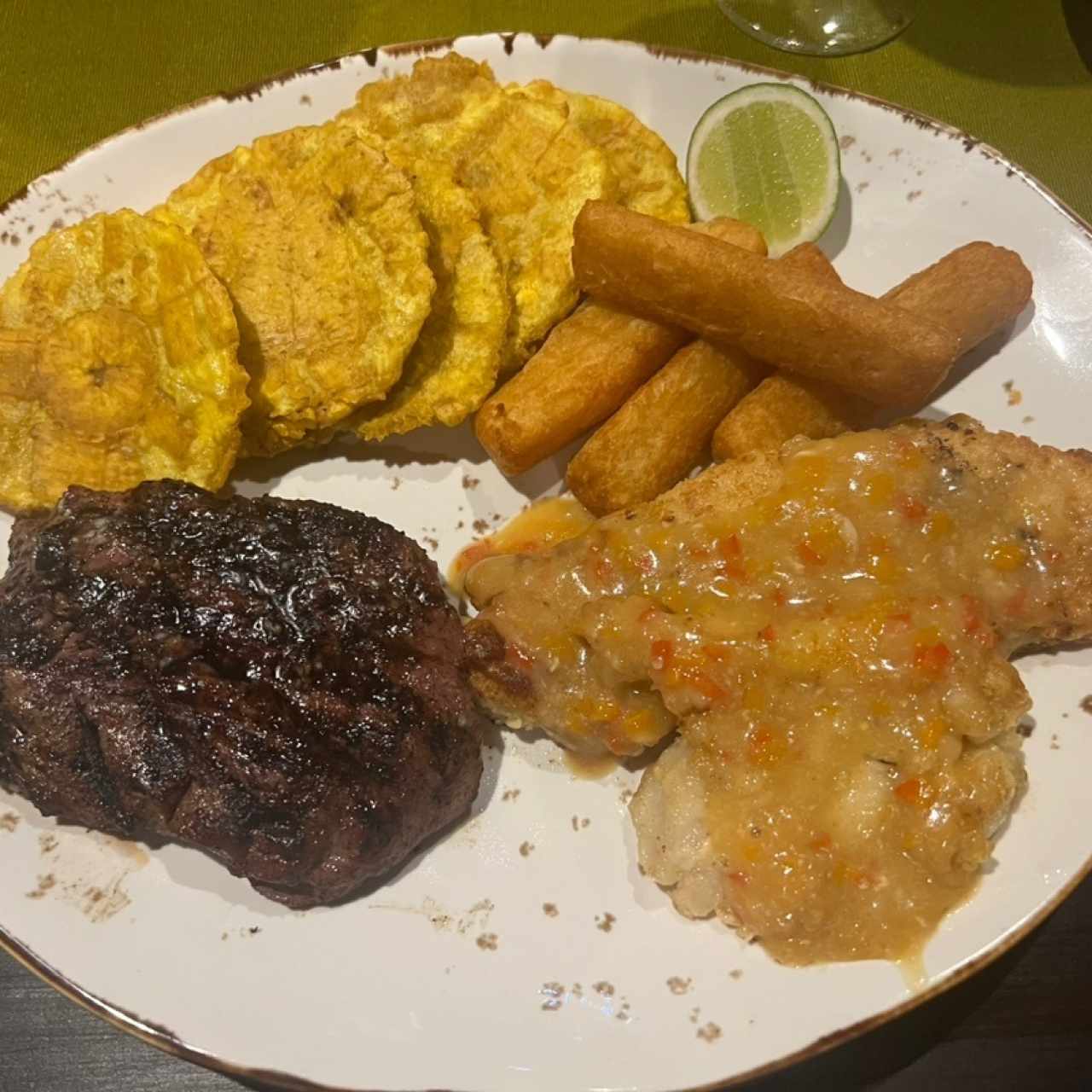 Filete de res y corvina con patacones y yuca frita 