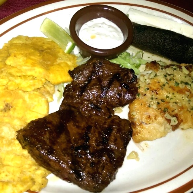 Entraña con corvina al ajillo, patacones y frijoles