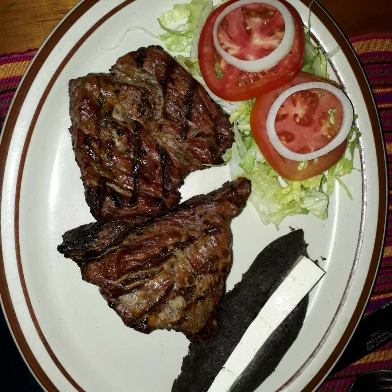 Filete de res con frijoles con queso blanco y ensalada mixta