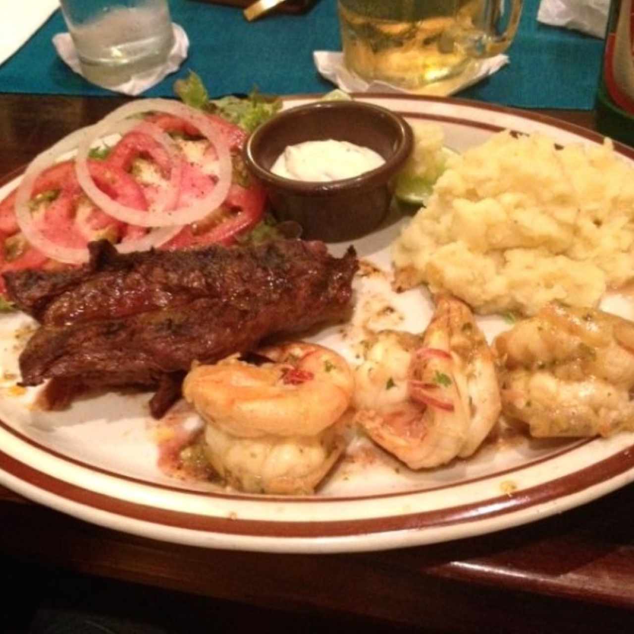 filete de res y camarones con ensalada y puré de papas