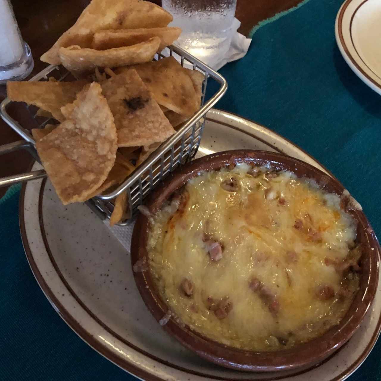 Queso fundido con chorizo