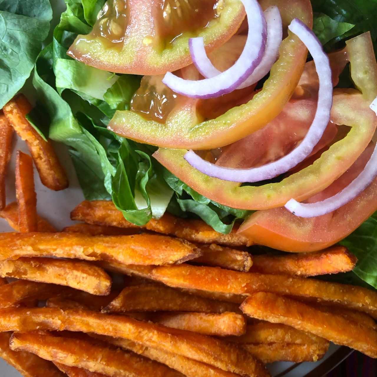 Guarnición de Camote Frito y Ensalada