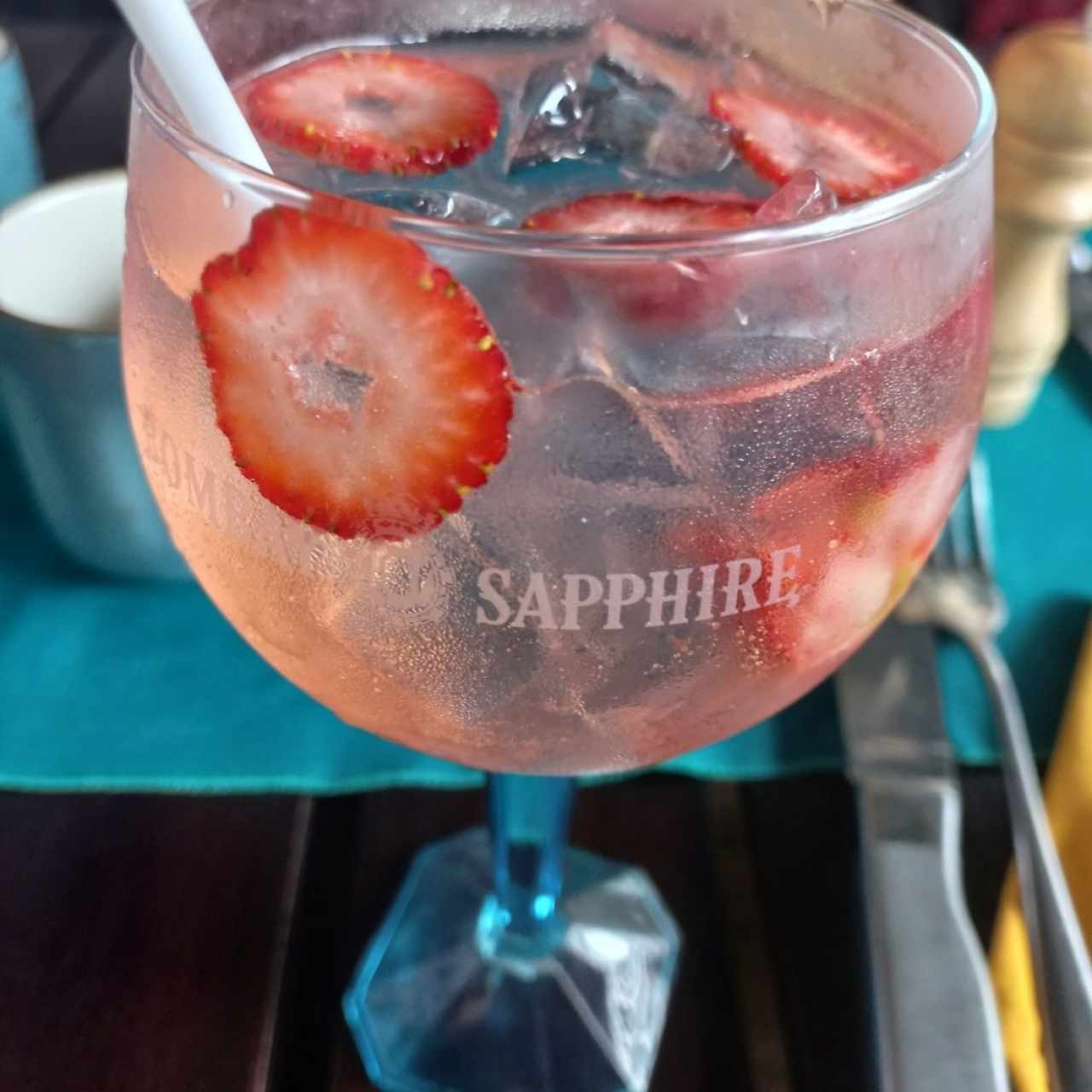 Gin con frutos rojos