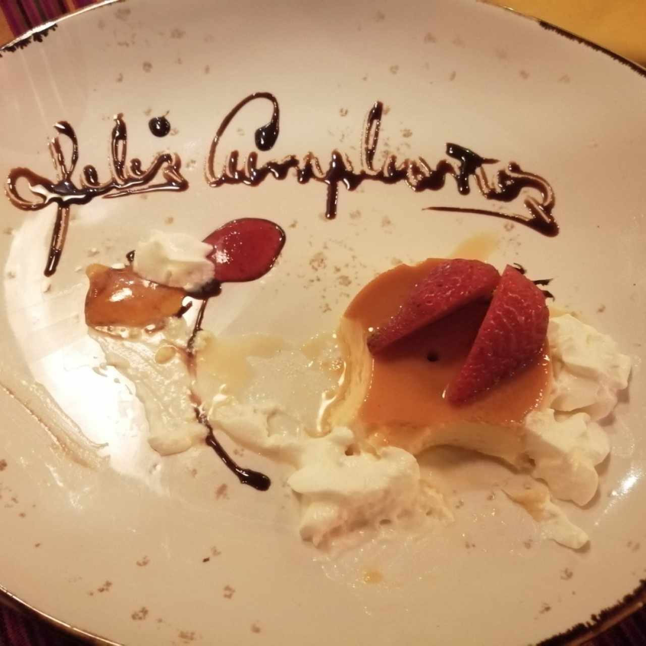 Lo que quedaba del Flan Real cortesía para la cumpleañera y para cantarle con su vela 😊