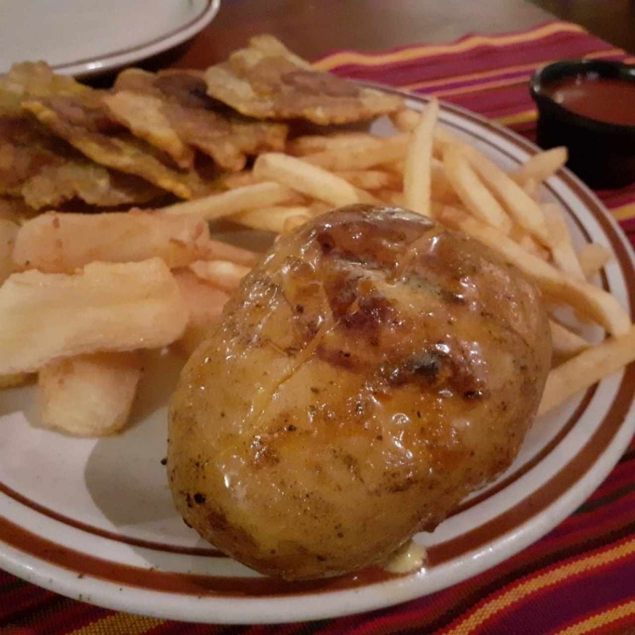 Acompañamientos: papa asada, patacones yuca y papas fritas.