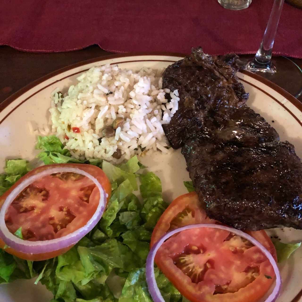 Carnes - Entraña 16 Oz, arroz con guandu ensalada 