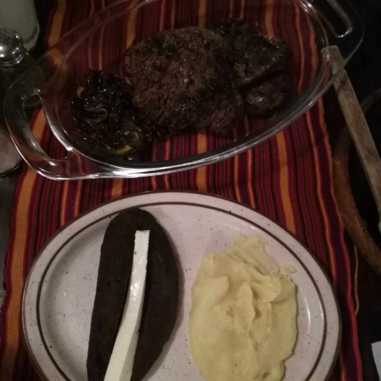 1libra de steak, frijoles y pure