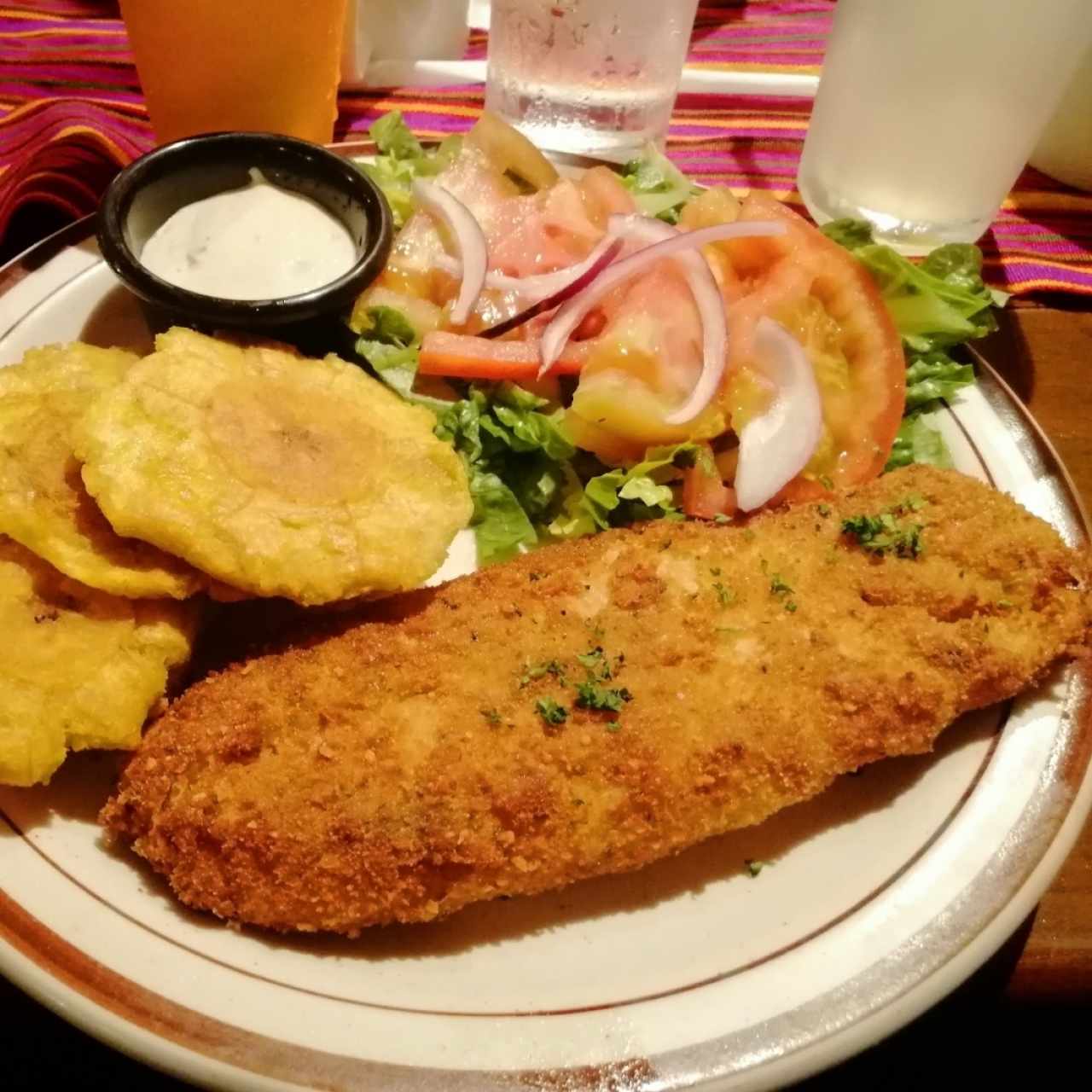 Filete de pescado apanado con patacones