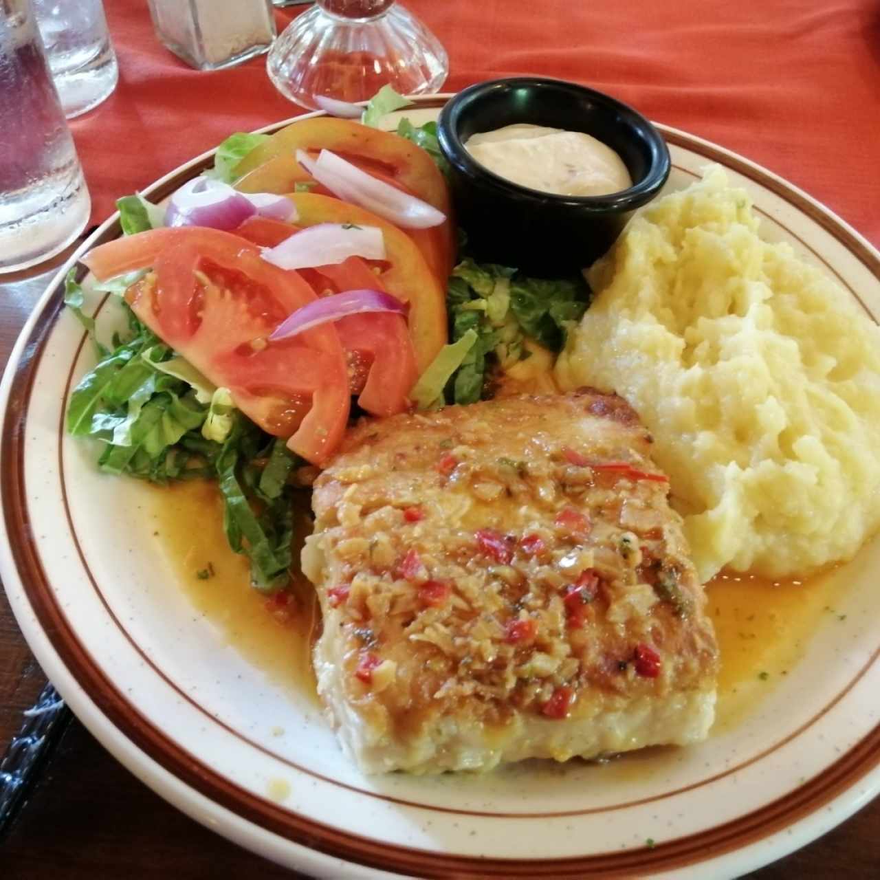 Filete de corvina al ajillo con puré y ensalada 