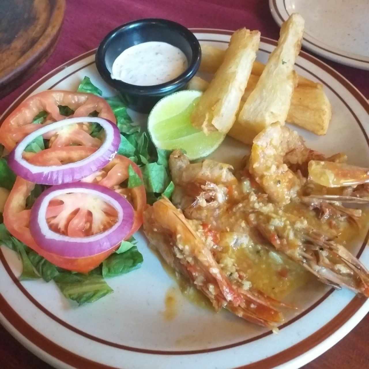 Camarones, Yuca y Ensalada