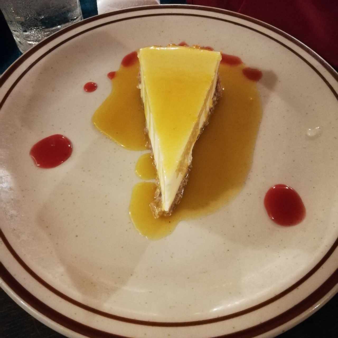 cheesecake de Maracayá muy delicioso. Hoy fui a celebrar el bday de un amigo y de las ganas que le tenía a mi plato se me olvido tomarle foto para hacer el review. Pedí Filete de res, la cocción era perfecta y las guarniciones deliciosas. se los recomiendo. 