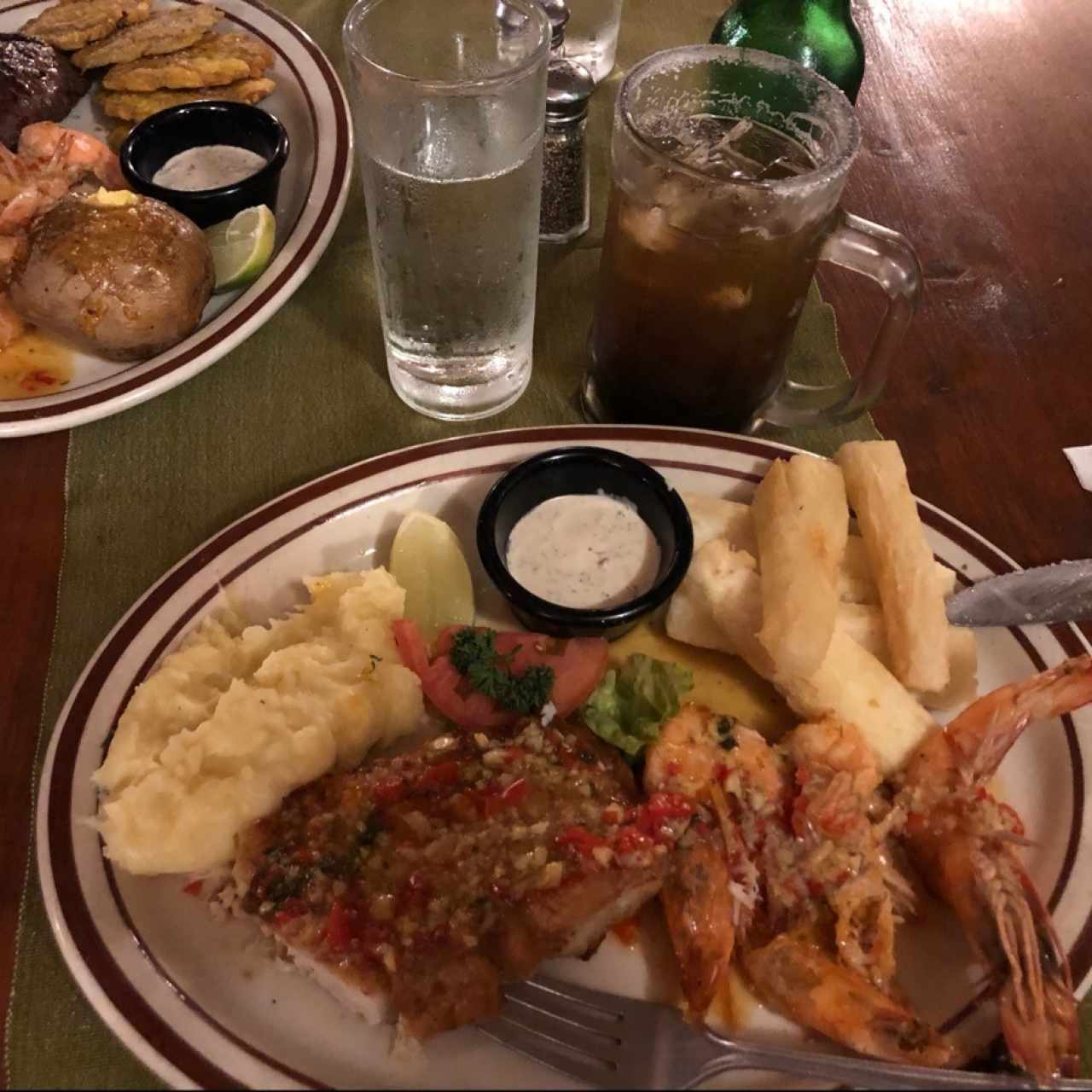 corvina con camarones, yuca frita y puré de papas