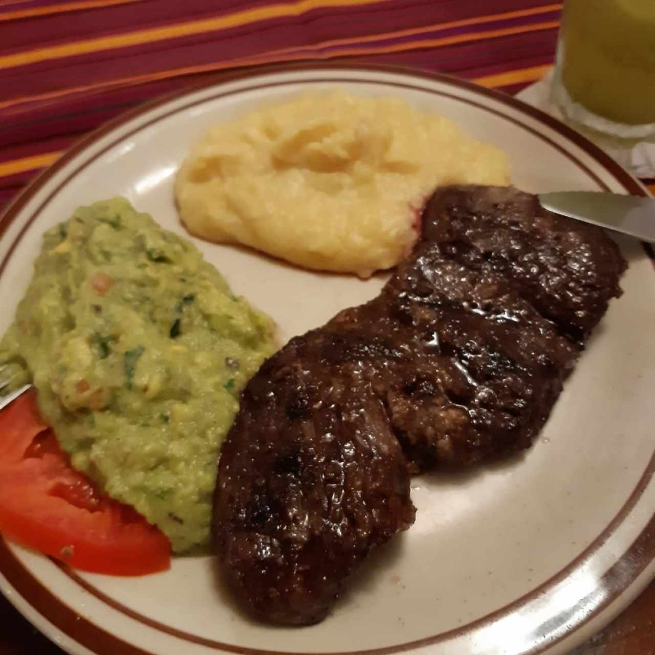 Entraña 8oz con pure de papa y guacamole