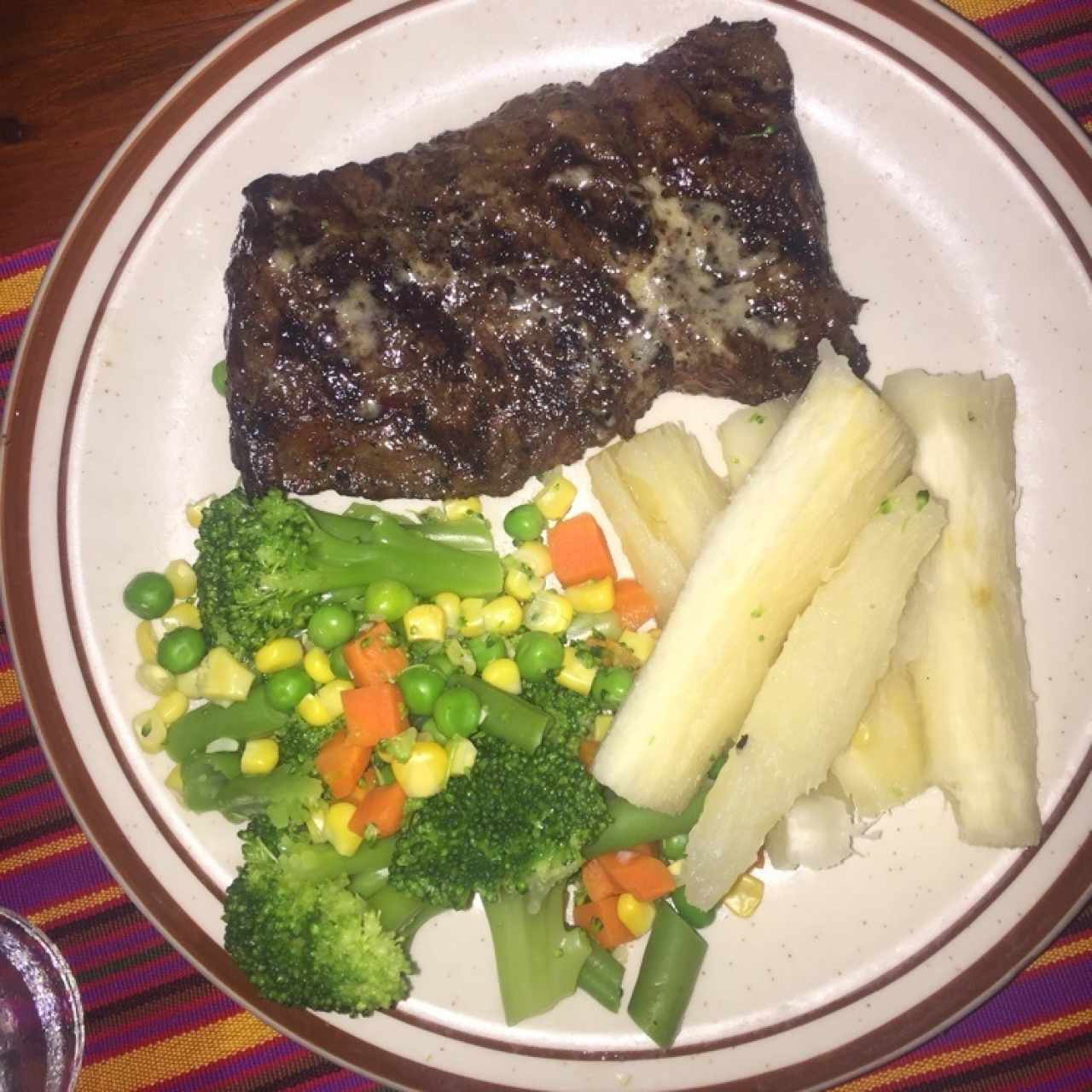 Carnes - Entraña 8 Oz con vegetales y yuca