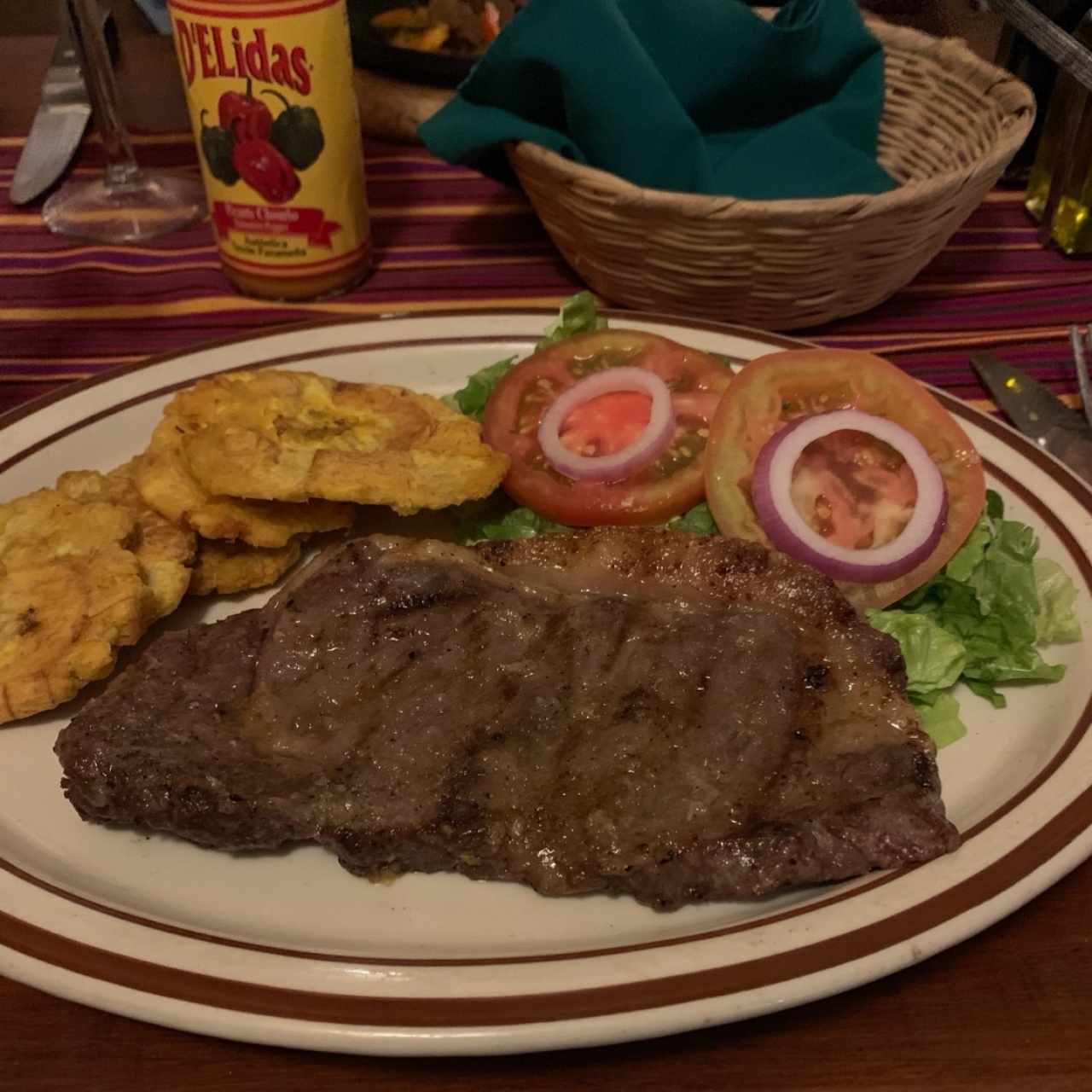  new york steak con patacones y ensalada