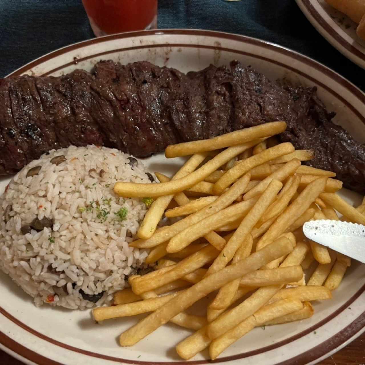 Entraña importada de 16oz con arroz con guandú y papas