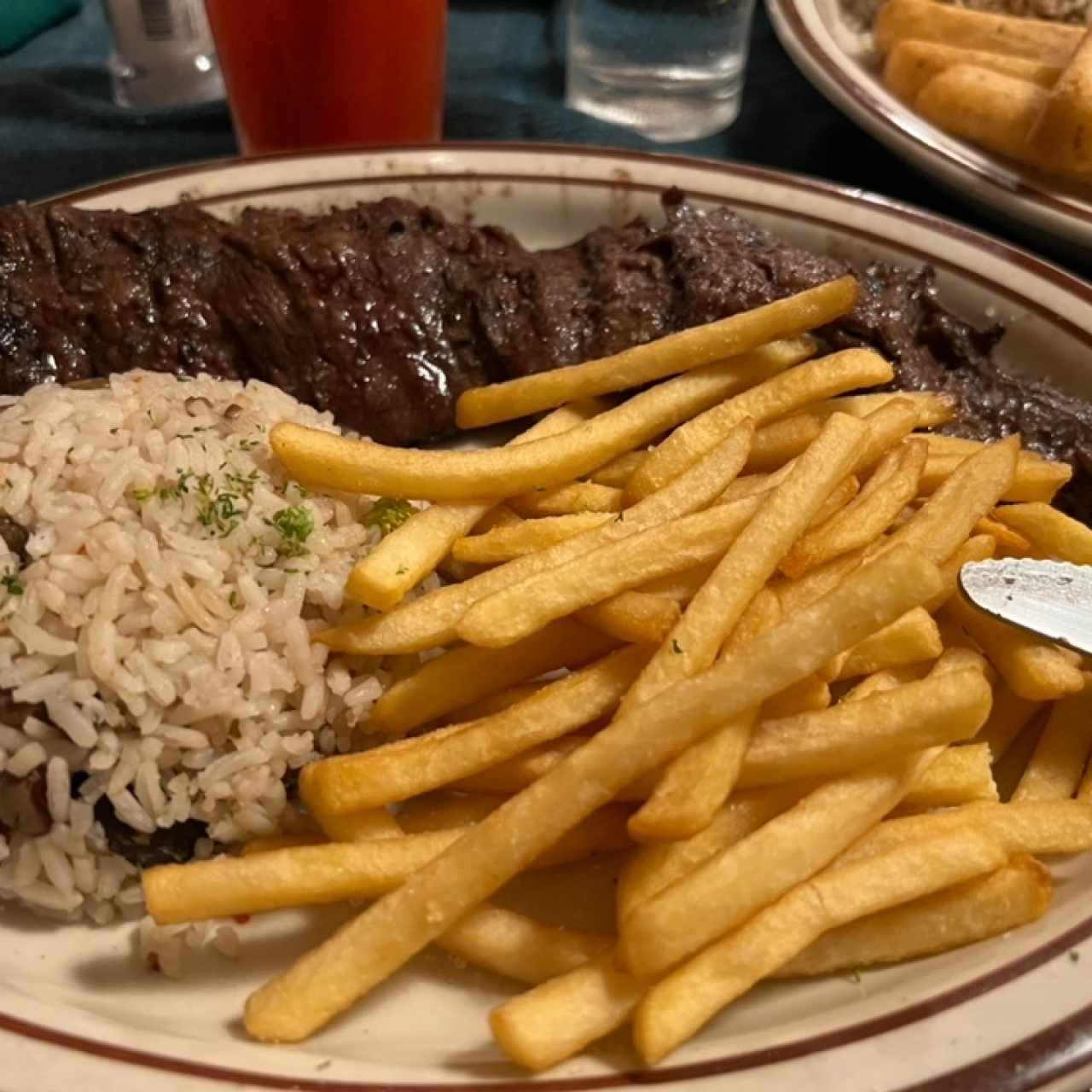 Entraña con papas y arroz con guandú 