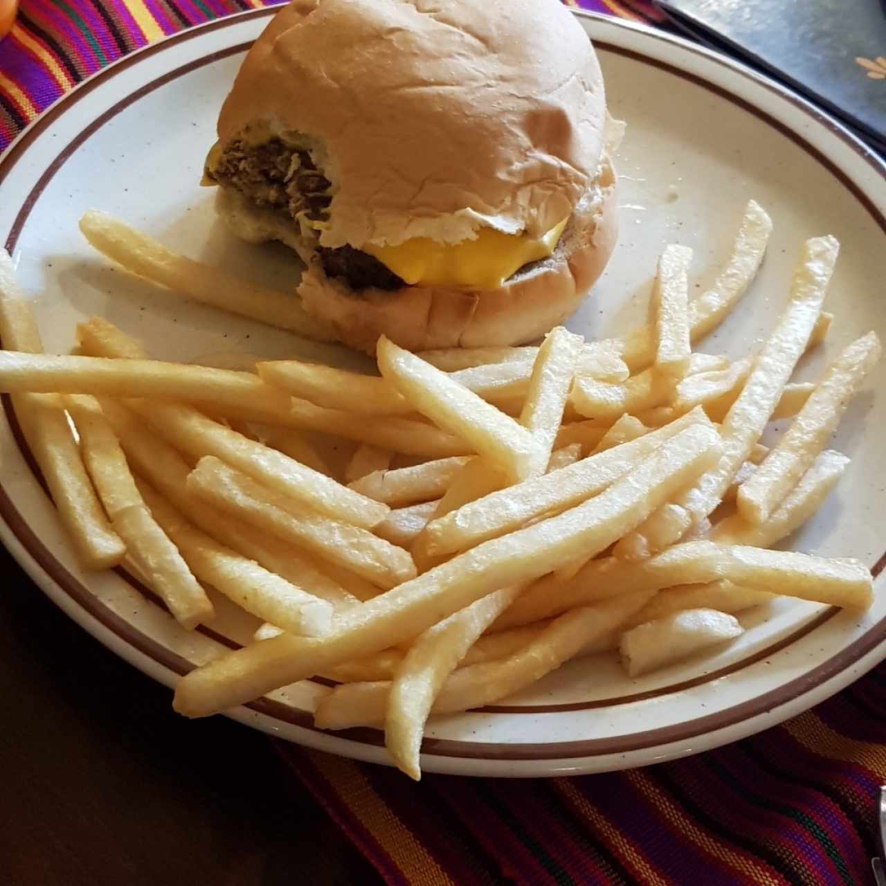 Menú Infantil - Hamburguesa con queso