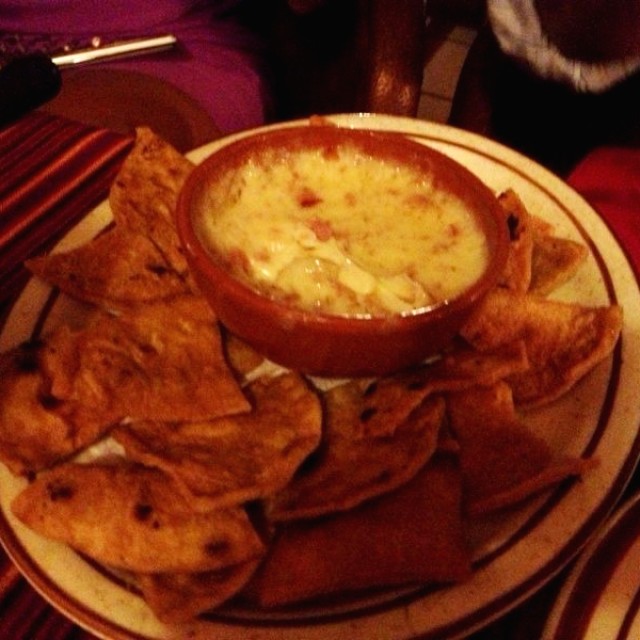 Queso fundido com chorizo