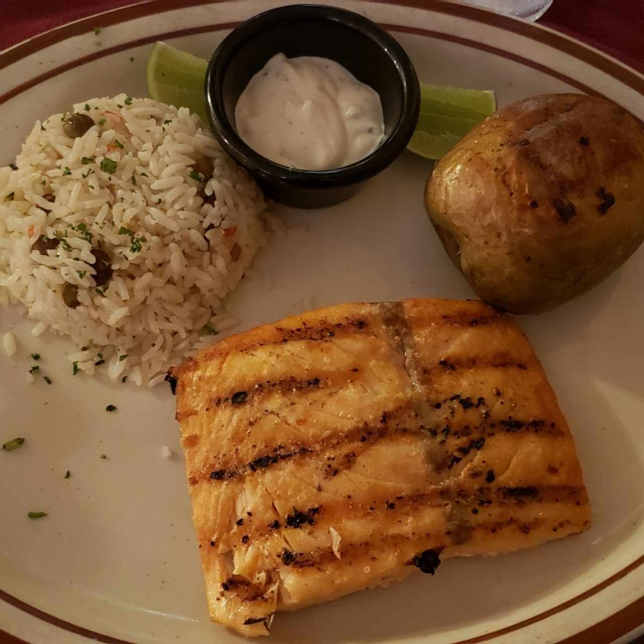 salmón, areoz con guandú y papa asada