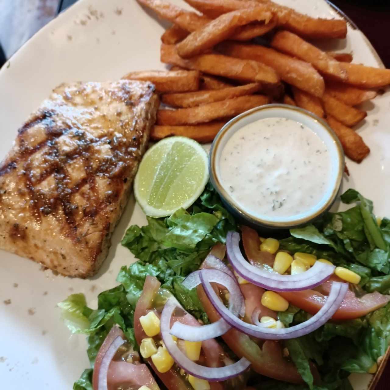 Salmón , camote y ensalada