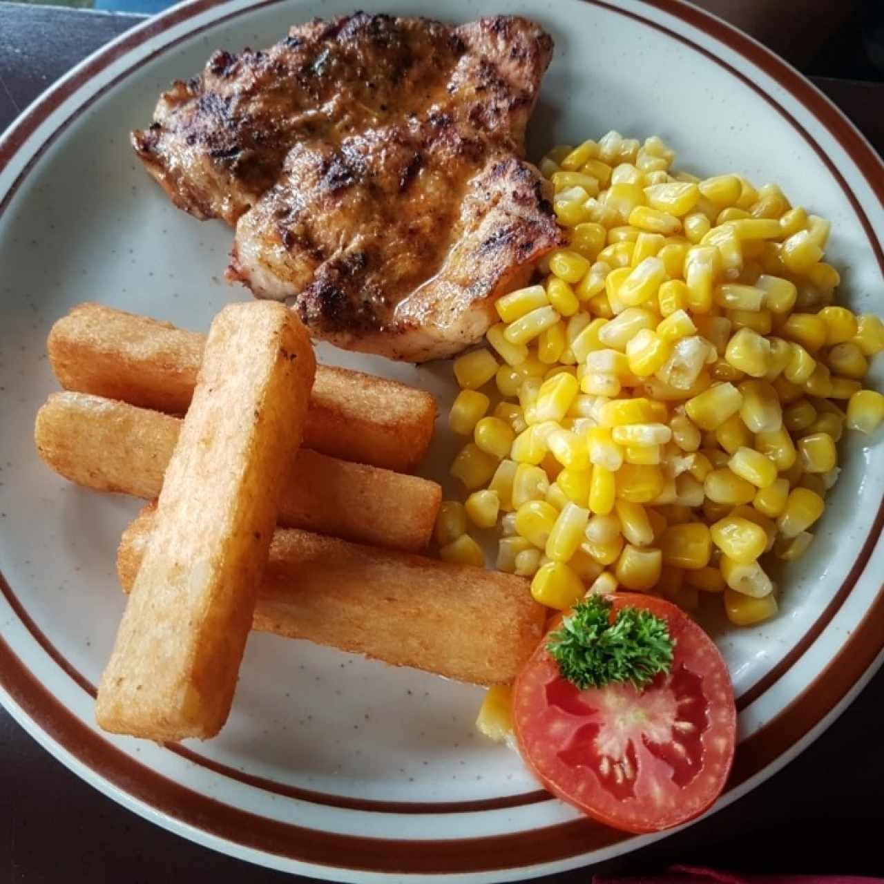 Pechuga de Pollo con maíz y yuca frita