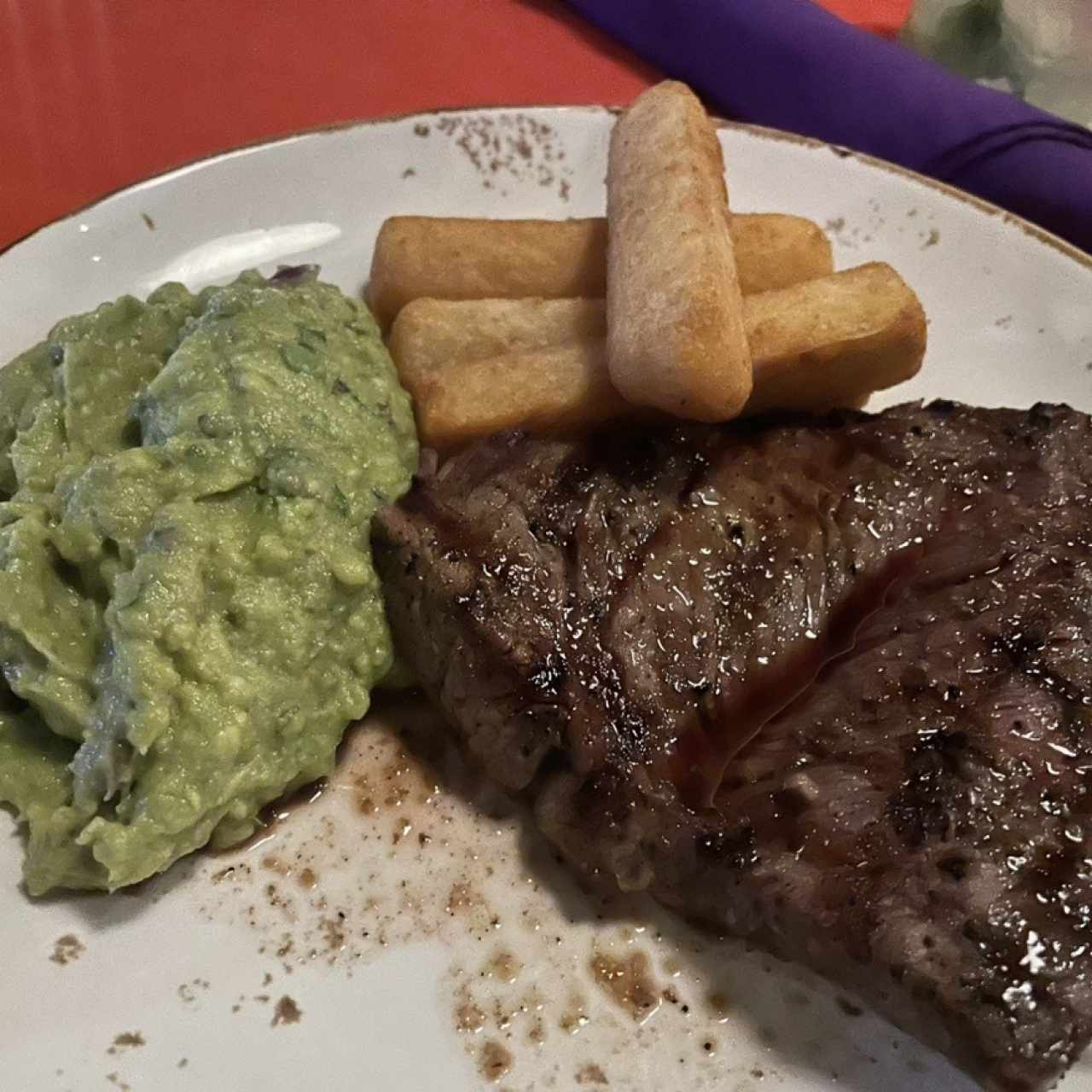 Filete de res con yuca y guacamole