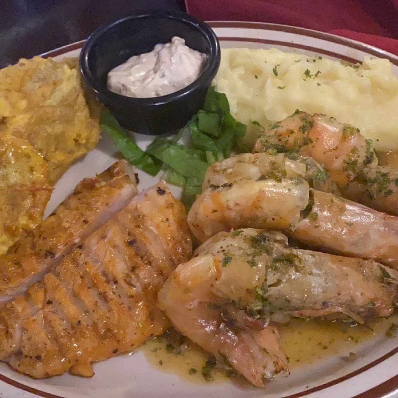 pescado a la braza y camarones al vino 