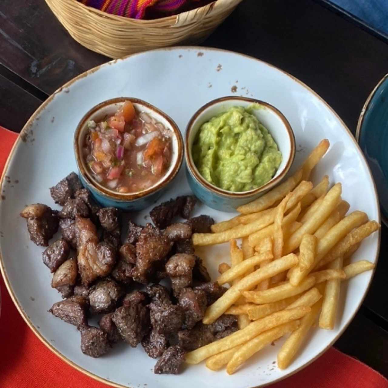 Chicharrón de carne y papitas