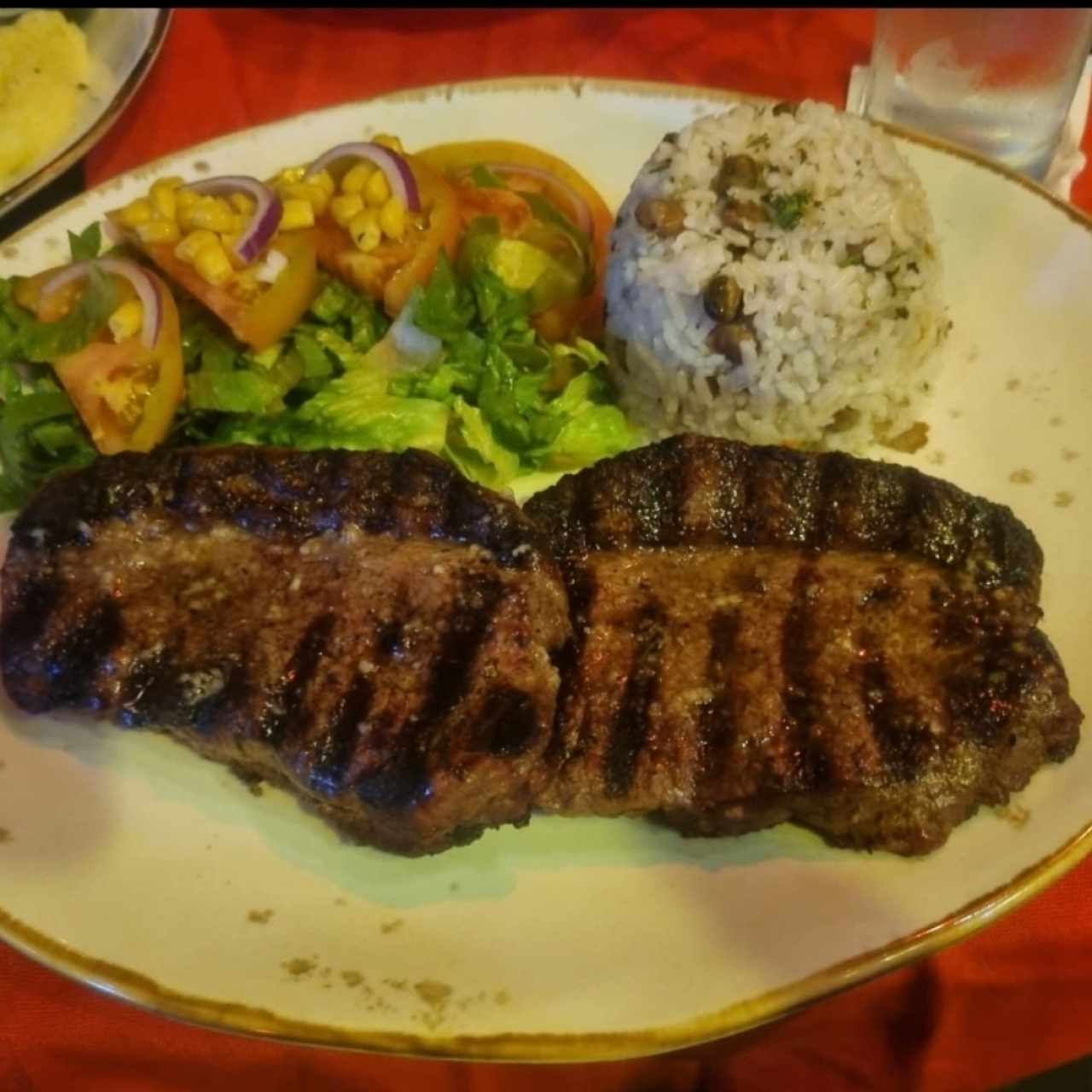 Picaña con arroz con guandu y ensalada