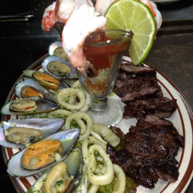 Entrada de coctel de camarones,mejollones, calamares y entraña ....