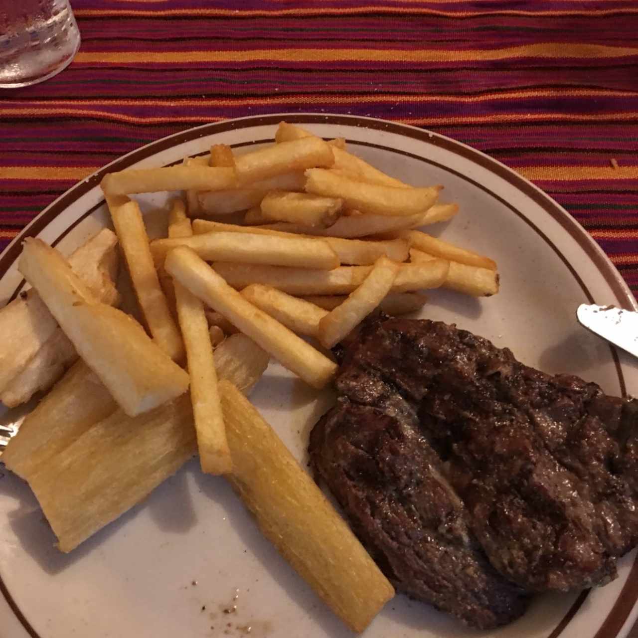 Filete de Res con papas y yuca frita