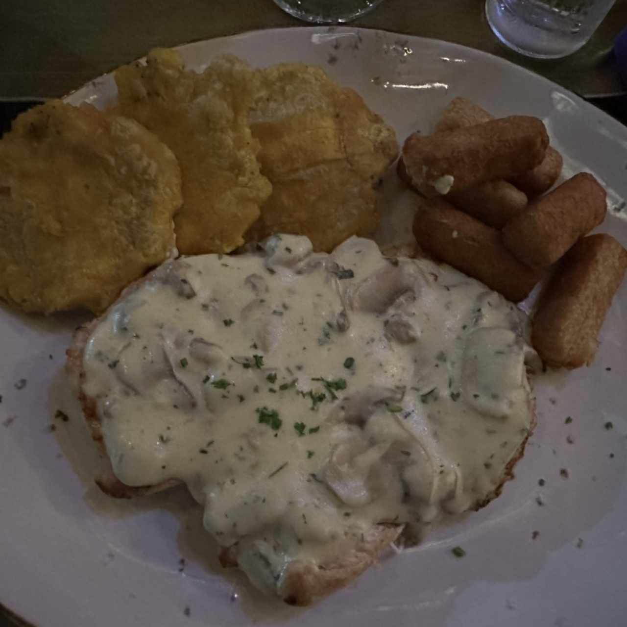 Pollo a la crema con Hongos. (Patacones y yuca)