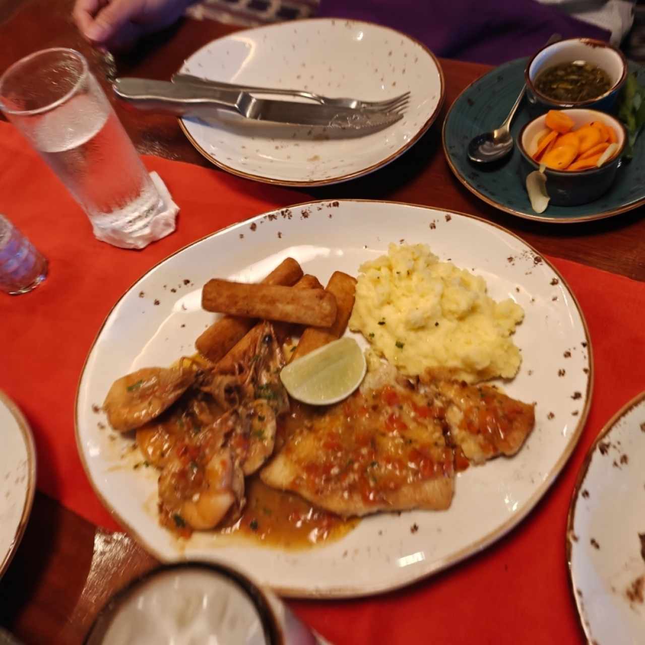 Platos Mixtos - Corvina y Camarones con yuca frita y puré 