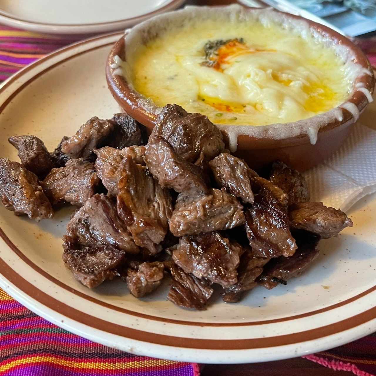 Queso fundido con entraña