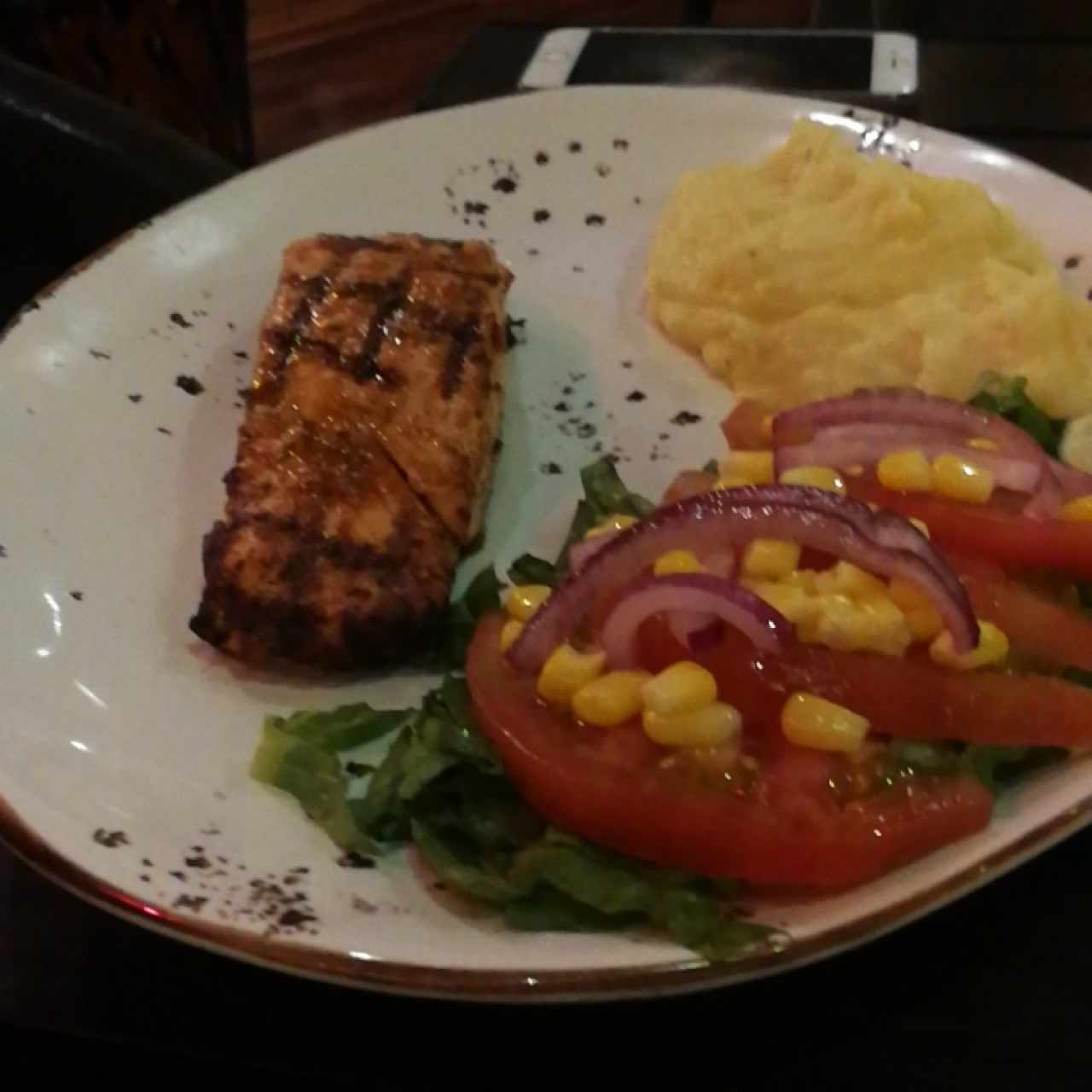 Salmón a la parrilla puré y ensalada