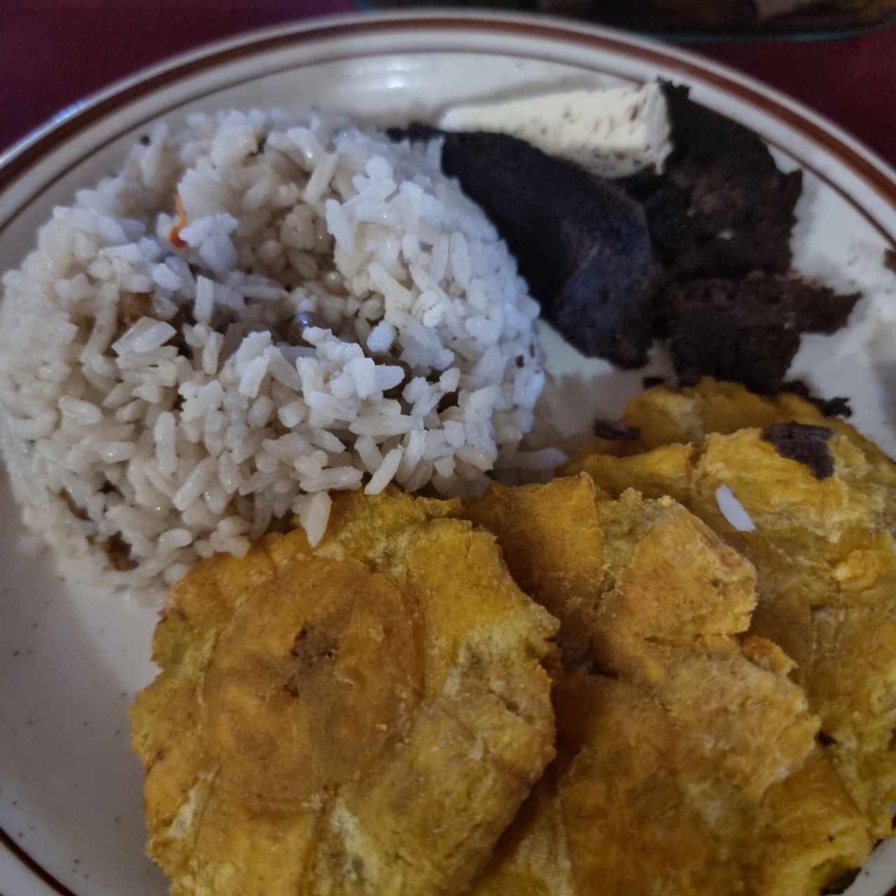 guarnición de arroz, patacones y frijoles.