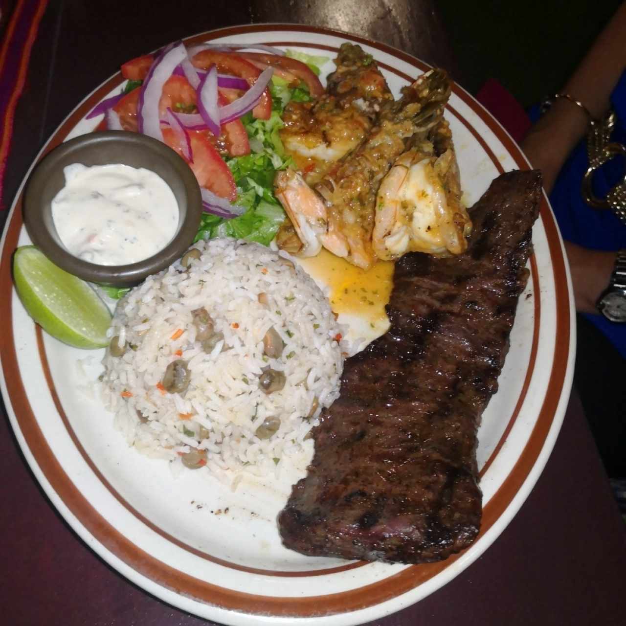 Mixto de entraña / camarones con arroz con guandú y ensalada