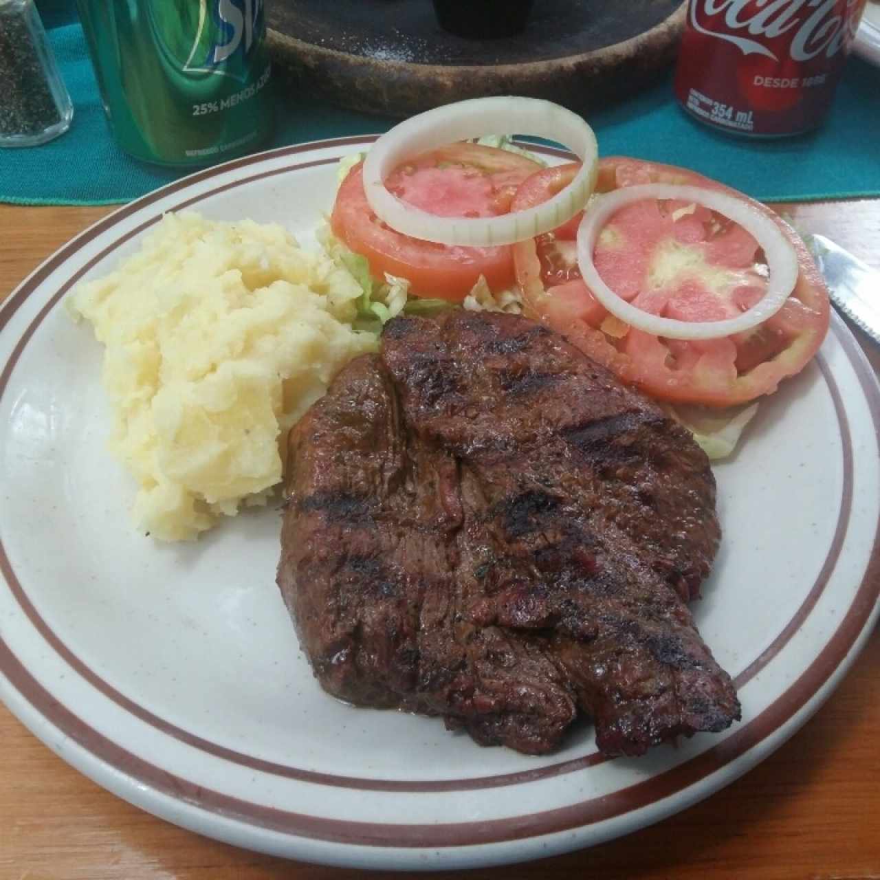 Filete de res, ensalada mixta y puré