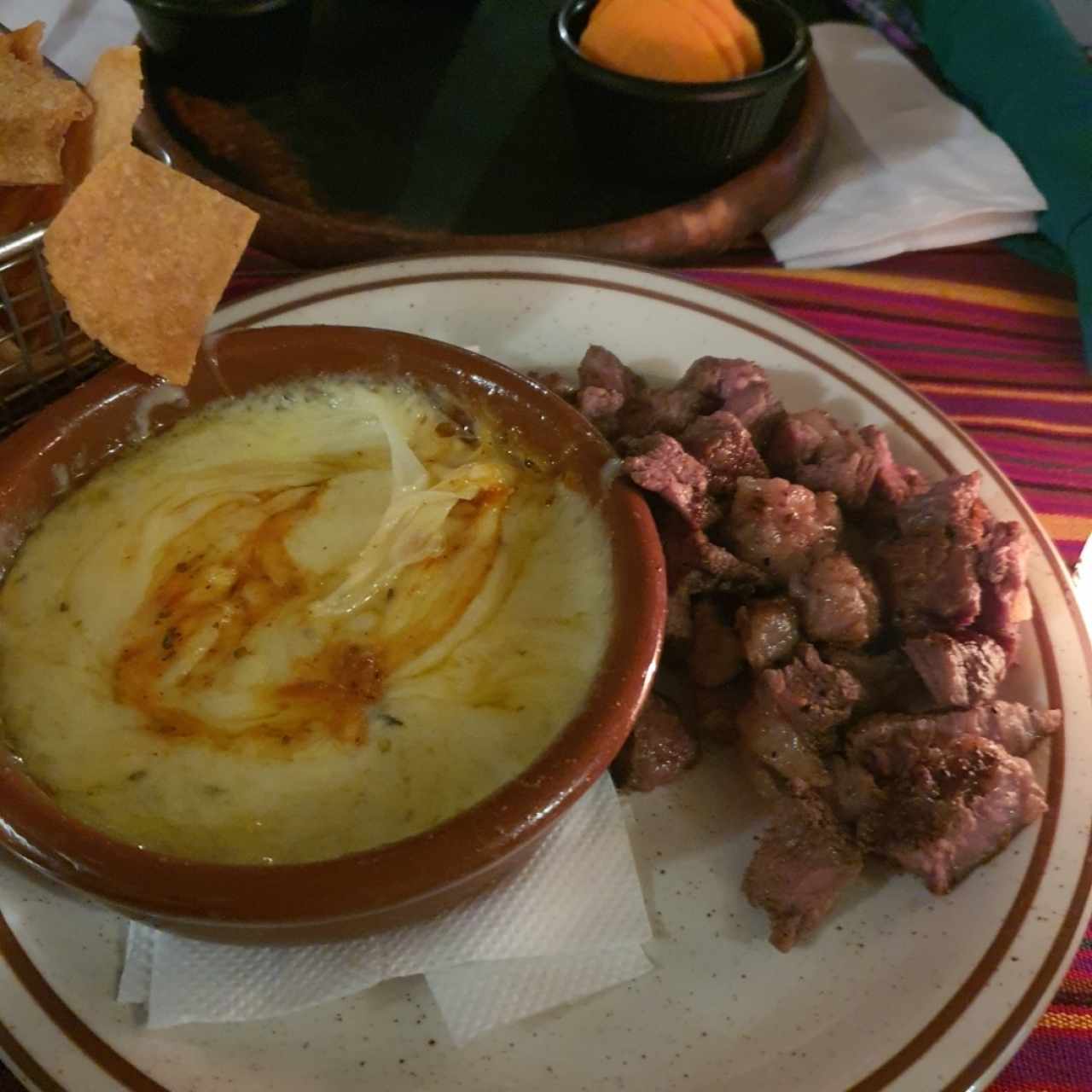 Queso fundido con puyazo y entraña