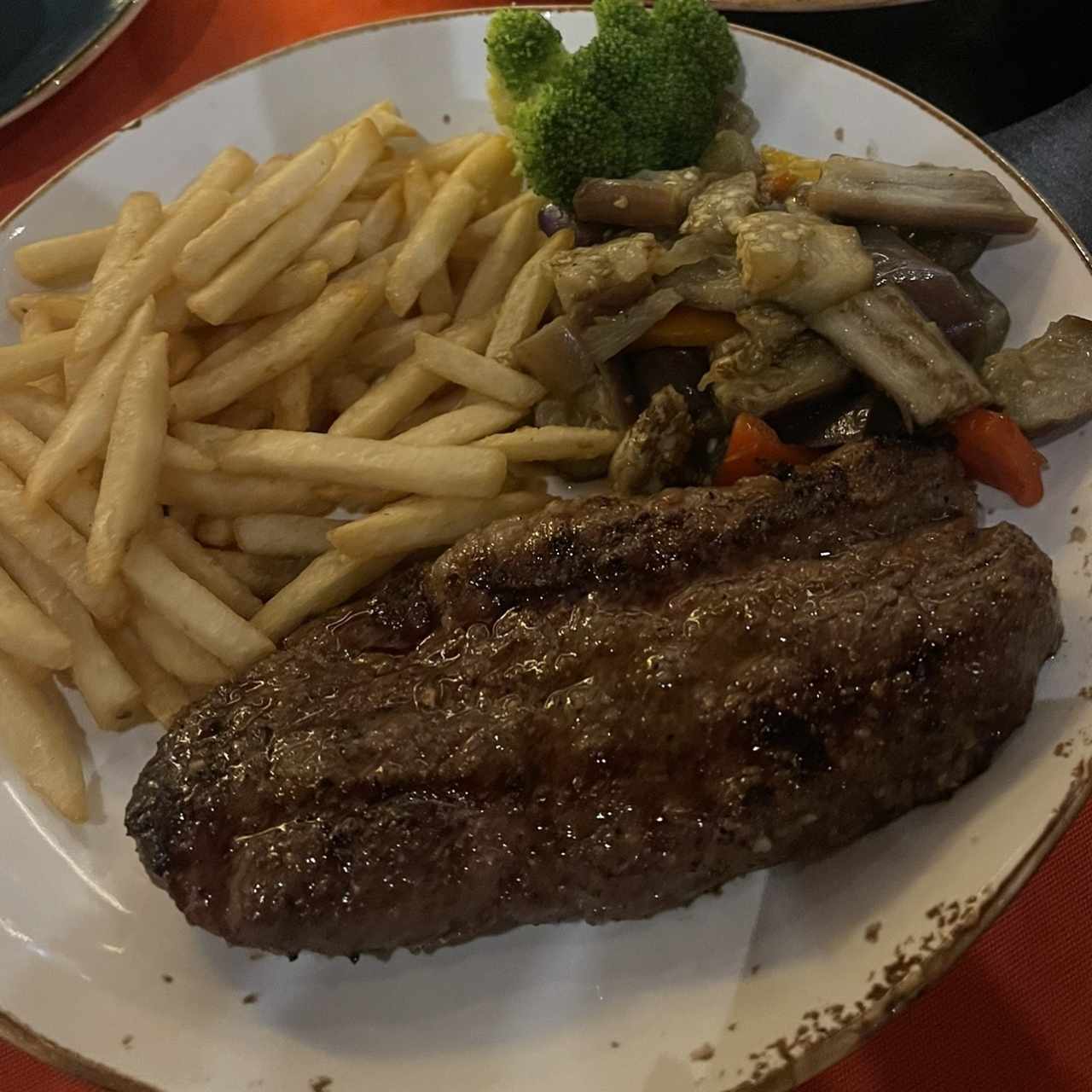 Picaña con papás fritas y vegetales salteados