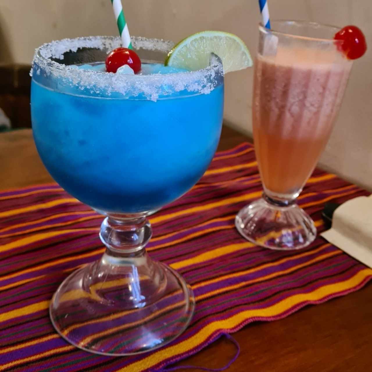 Margarita azul y jugo de sandía