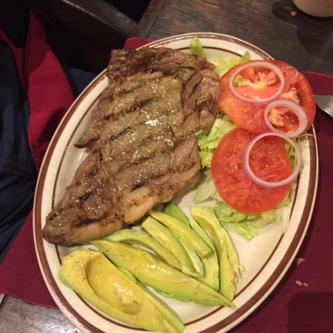 Rib Eye pálido sin sabor.  Como si lo hubiesen descongelado en agua.