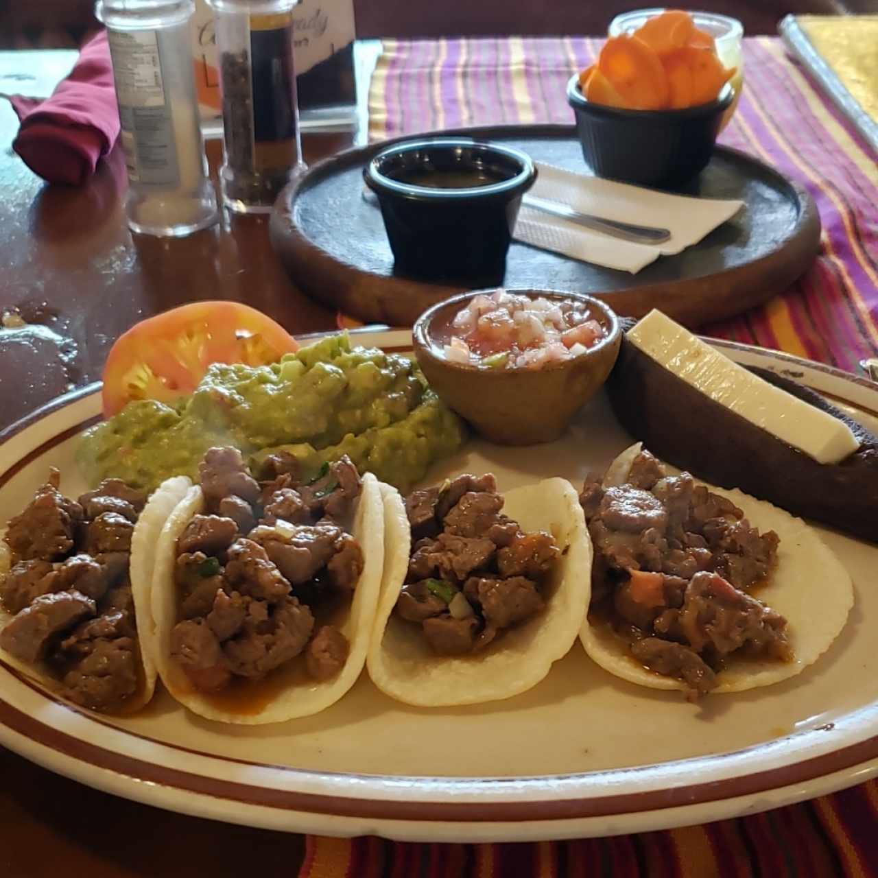 Tacos de Res (Filete) con Guac, Salsa y Frijoles Refritos + queso